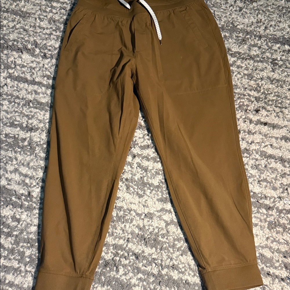 Vuori Men's Joggers in Olive Brown